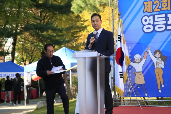 엄현철 이사 사회.jpg